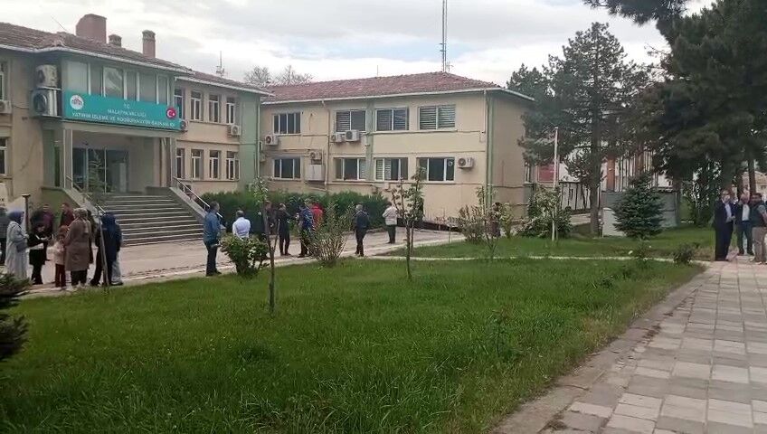 Malatya 56 Ile Sarsildi Vatandaslar Sokaga Dokuldu Panik Anlari Kameralara Boyle Yansidi (3)