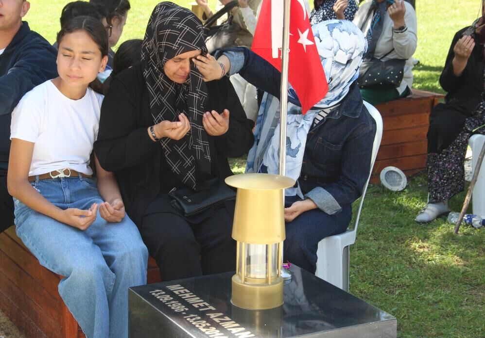 Manisada 301 Can Icin Karanfiller Birakildi (4)