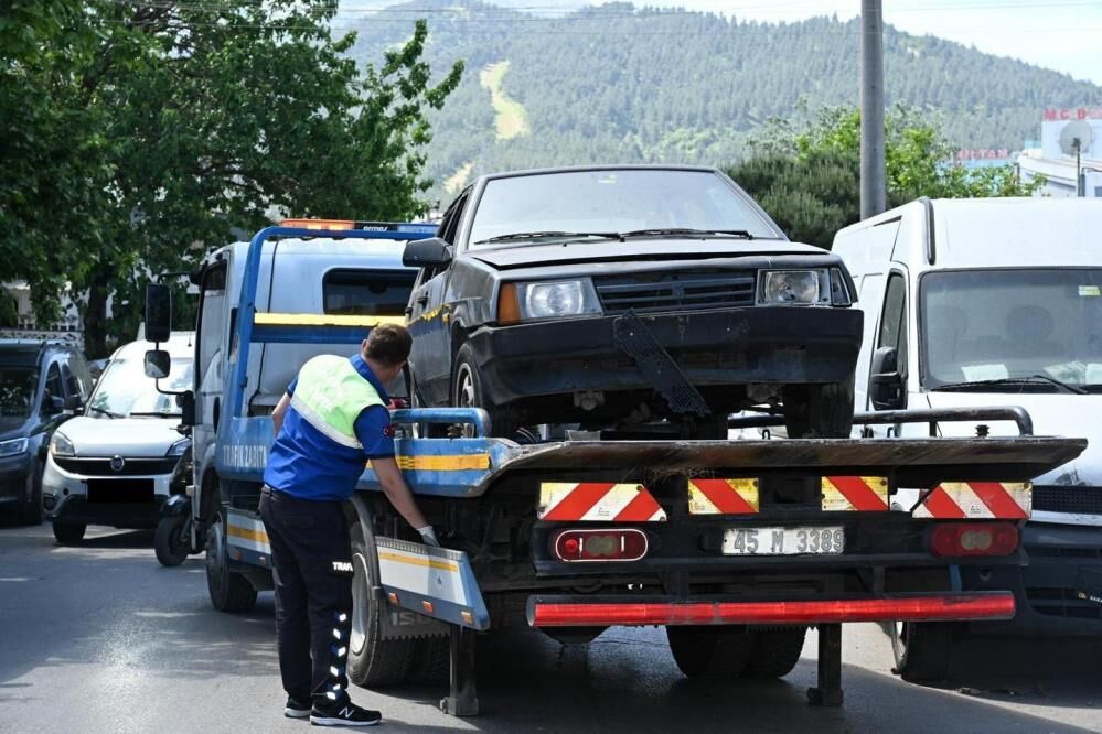 Manisada Sahipsiz Araclar Tek Tek Kaldiriliyor (3)