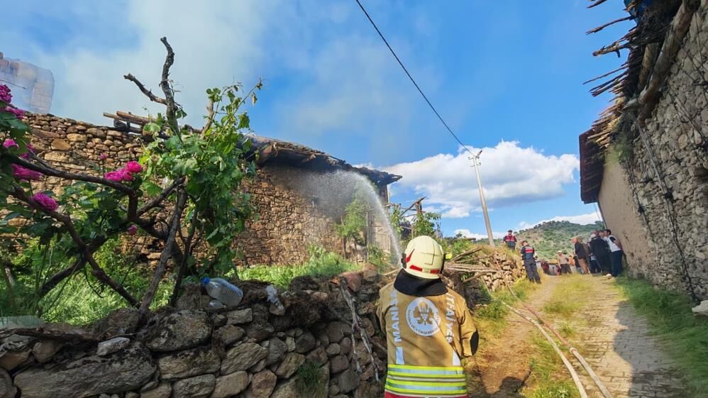 Manisada Yurek Yakan Yangin Evden Geriye Kul Kaldi (3)