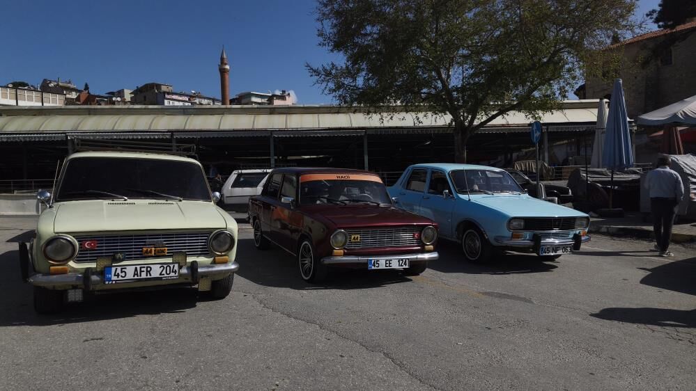Manisadaki Oto Pazarinda Nostaljik Arac Gecidi (2)