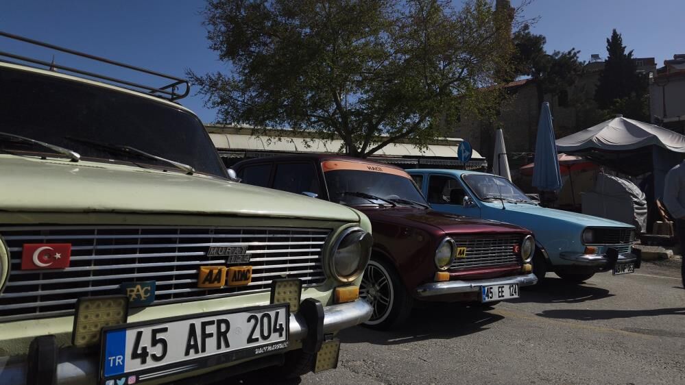 Manisadaki Oto Pazarinda Nostaljik Arac Gecidi (3)