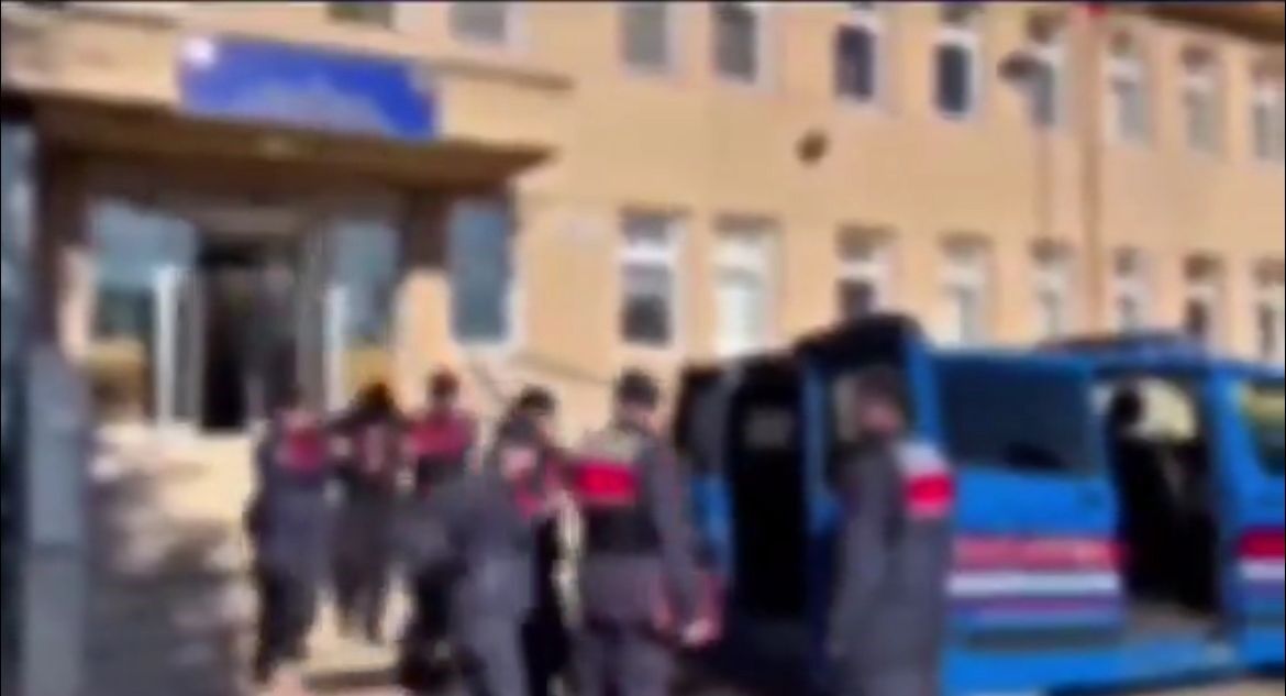 Maskeli Besler Girdikleri Isletmelerde Celik Kasalari Boyle Patlatti (3)