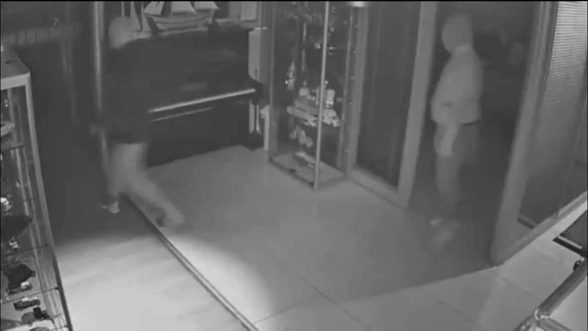 Maskeli Besler Girdikleri Isletmelerde Celik Kasalari Boyle Patlatti (4)