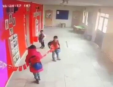 Minik Yureklerden Buyuk Hareket Turk Bayragina Saygi Kamerada (2)