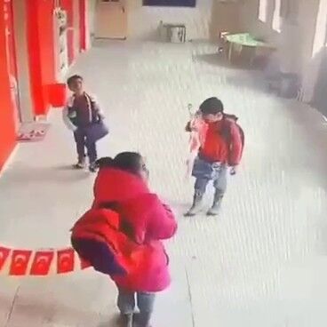 Minik Yureklerden Buyuk Hareket Turk Bayragina Saygi Kamerada (3)