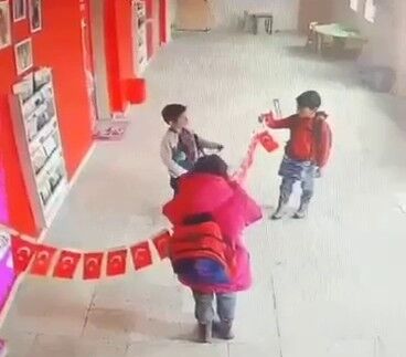 Minik Yureklerden Buyuk Hareket Turk Bayragina Saygi Kamerada (4)