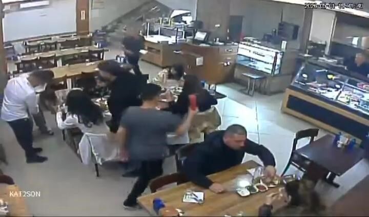 O An Herkes Dondu Kucuk Kizi Restoran Calisani Son Anda Kurtardi (2)