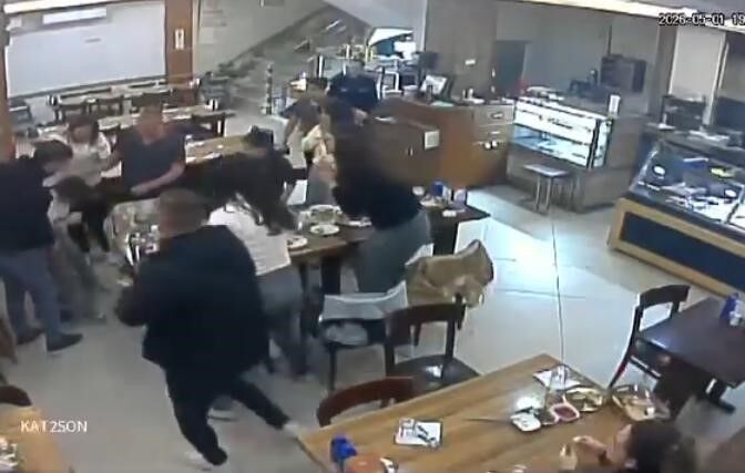 O An Herkes Dondu Kucuk Kizi Restoran Calisani Son Anda Kurtardi (3)
