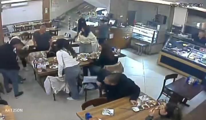 O An Herkes Dondu Kucuk Kizi Restoran Calisani Son Anda Kurtardi (4)