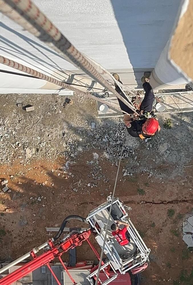 Otel Insaatinda Korku Dolu Anlar Isciler Metrelerce Yuksekte Asili Kaldi (3)