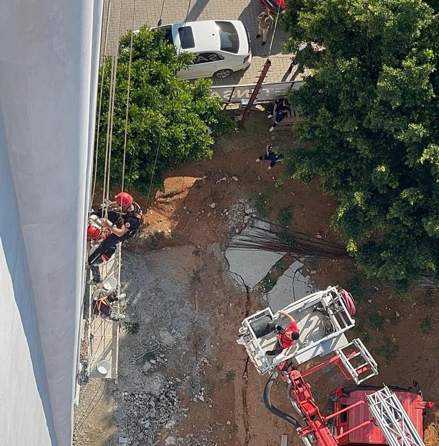Otel Insaatinda Korku Dolu Anlar Isciler Metrelerce Yuksekte Asili Kaldi (4)