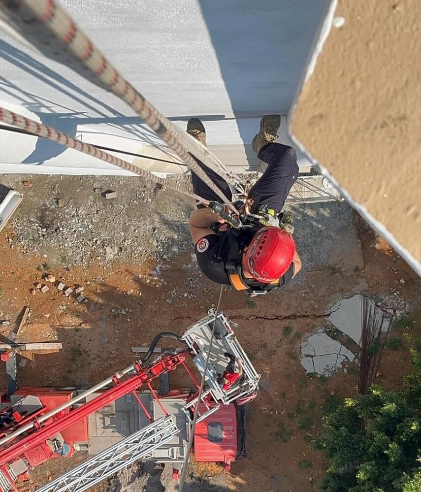 Otel Insaatinda Korku Dolu Anlar Isciler Metrelerce Yuksekte Asili Kaldi (5)
