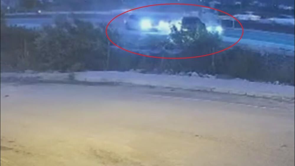 Otomobilin Isikta Bekleyen 2 Araca Ok Gibi Saplandigi Kaza Kamerada (2)