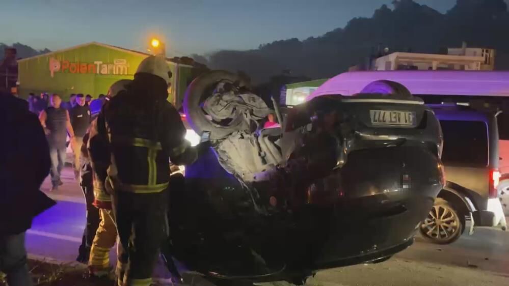 Otomobilin Isikta Bekleyen 2 Araca Ok Gibi Saplandigi Kaza Kamerada (3)