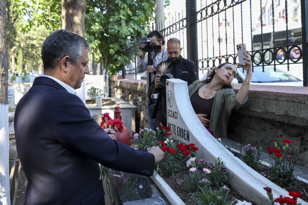 Ozgur Ozel Sehitlik Ve Mezarliklari Ziyaret Etti (1)