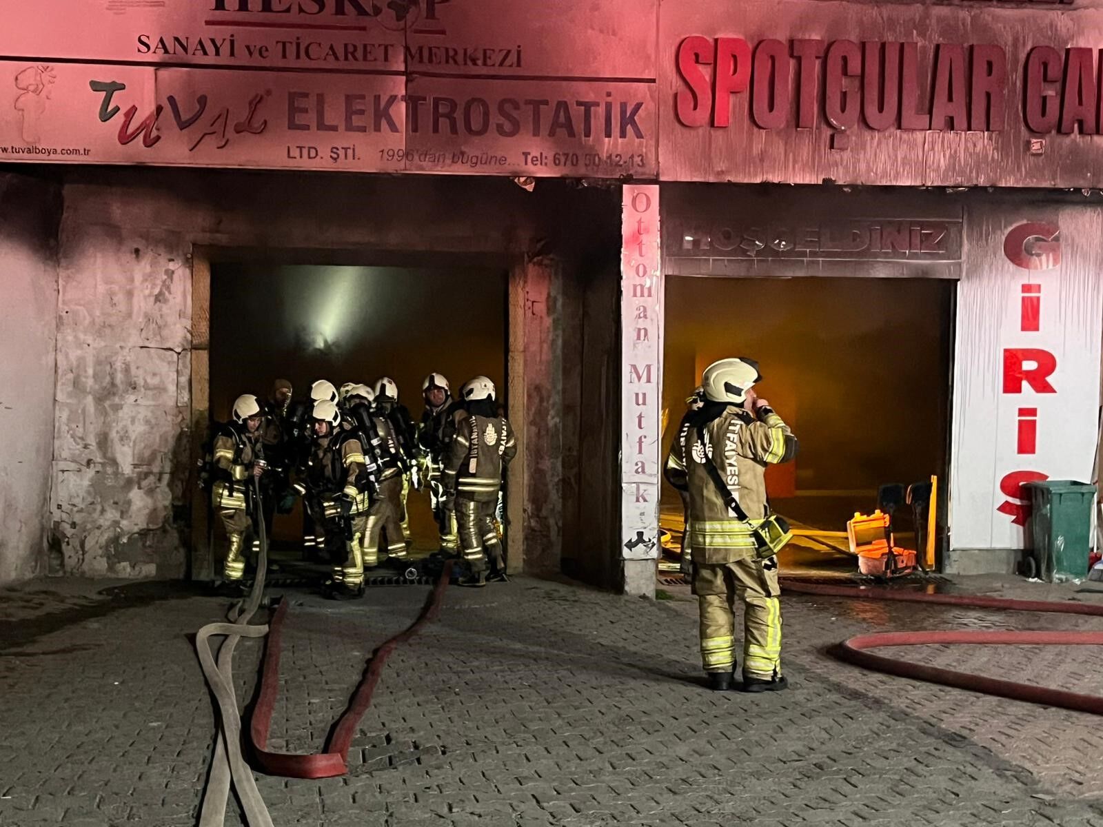 Parfum Fabrikasinda Geceyi Aydinlatan Yangin Patlamalar Korku Yaratti (5)