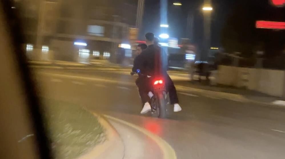 Pes Dedirten Goruntu Plakasiz Motosiklette 3 Kisi Kasksiz Ve Tek Teker Trafikte Dehset (2)