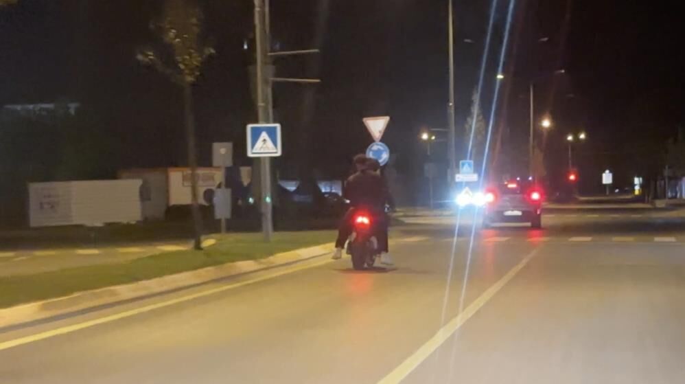 Pes Dedirten Goruntu Plakasiz Motosiklette 3 Kisi Kasksiz Ve Tek Teker Trafikte Dehset (3)