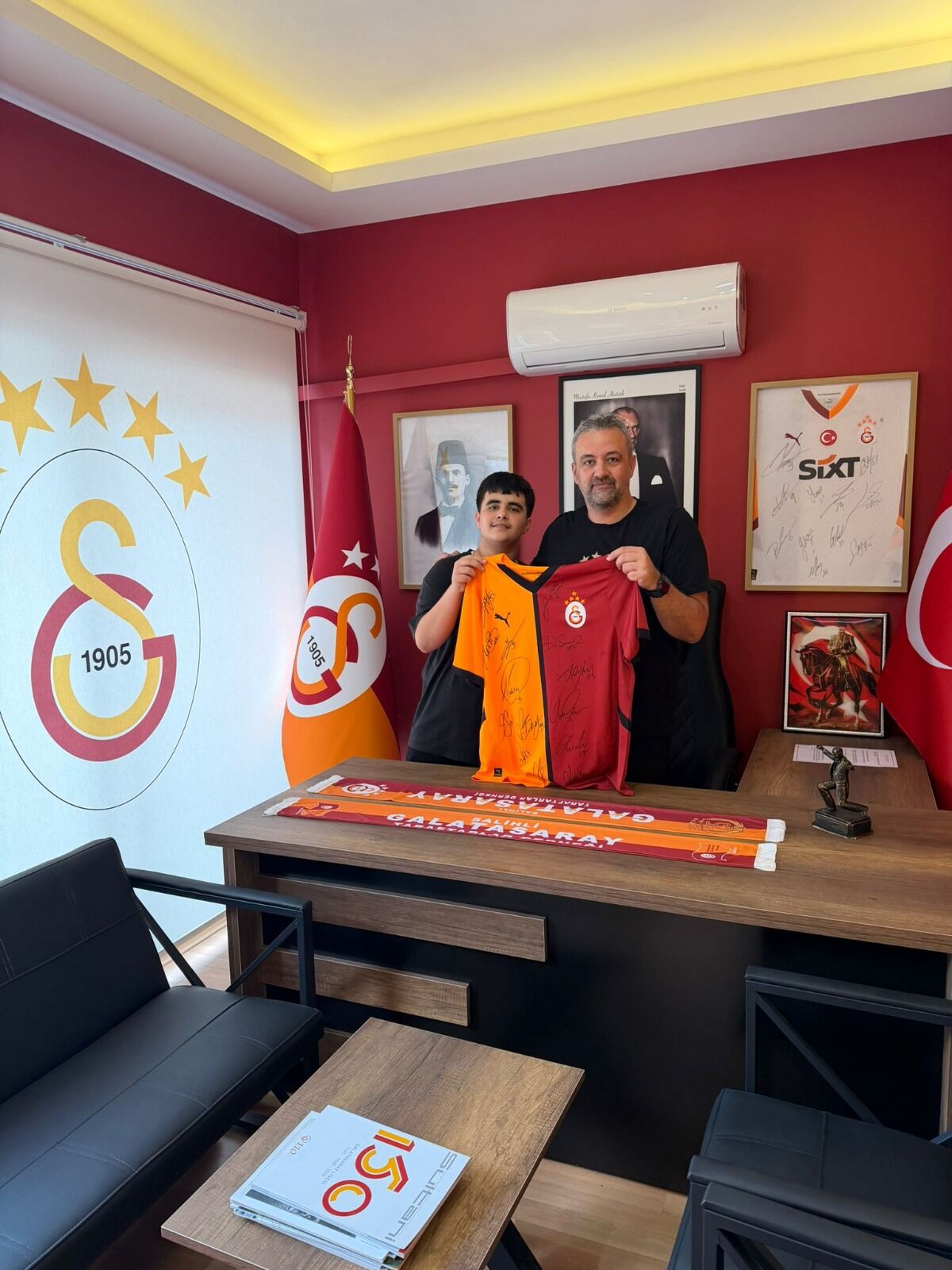 Salihlide Genc Taraftari Mutlu Eden Surpriz Yanan Formanin Yerine Imzali Forma Hediyes (1)-2