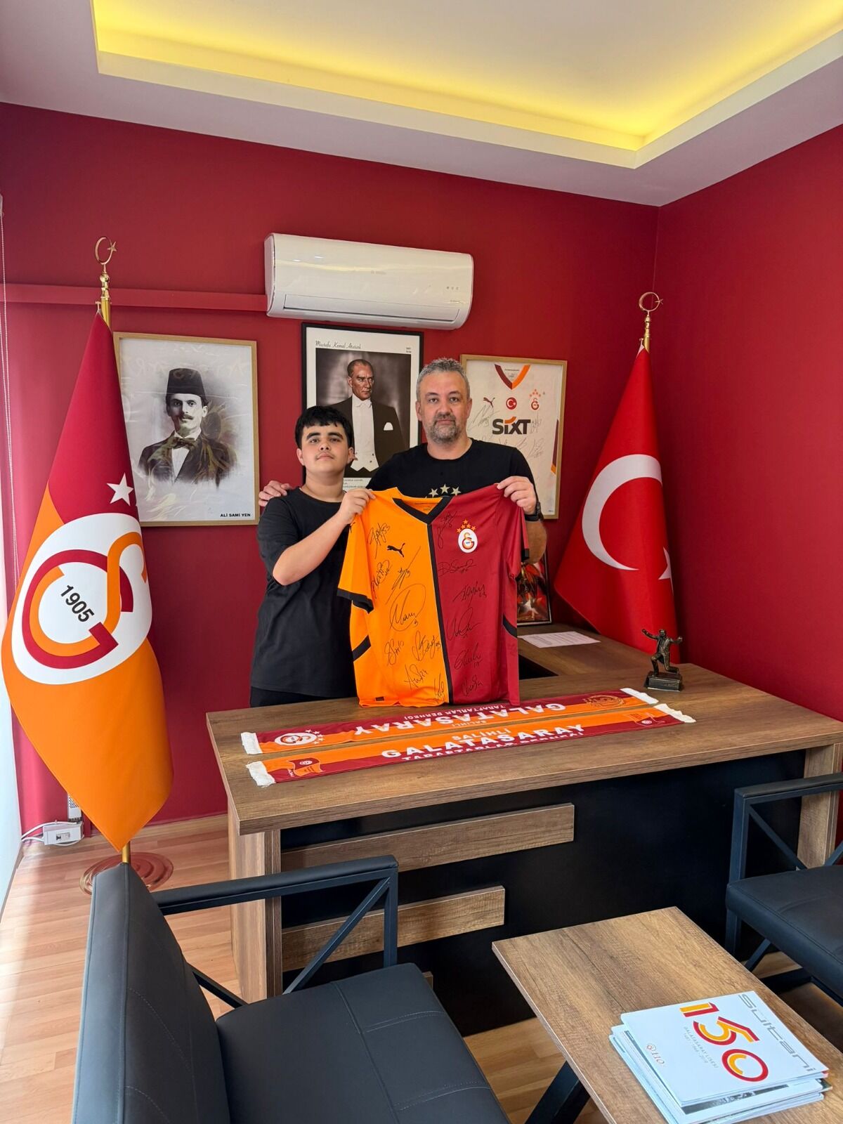 Salihlide Genc Taraftari Mutlu Eden Surpriz Yanan Formanin Yerine Imzali Forma Hediyes (2)