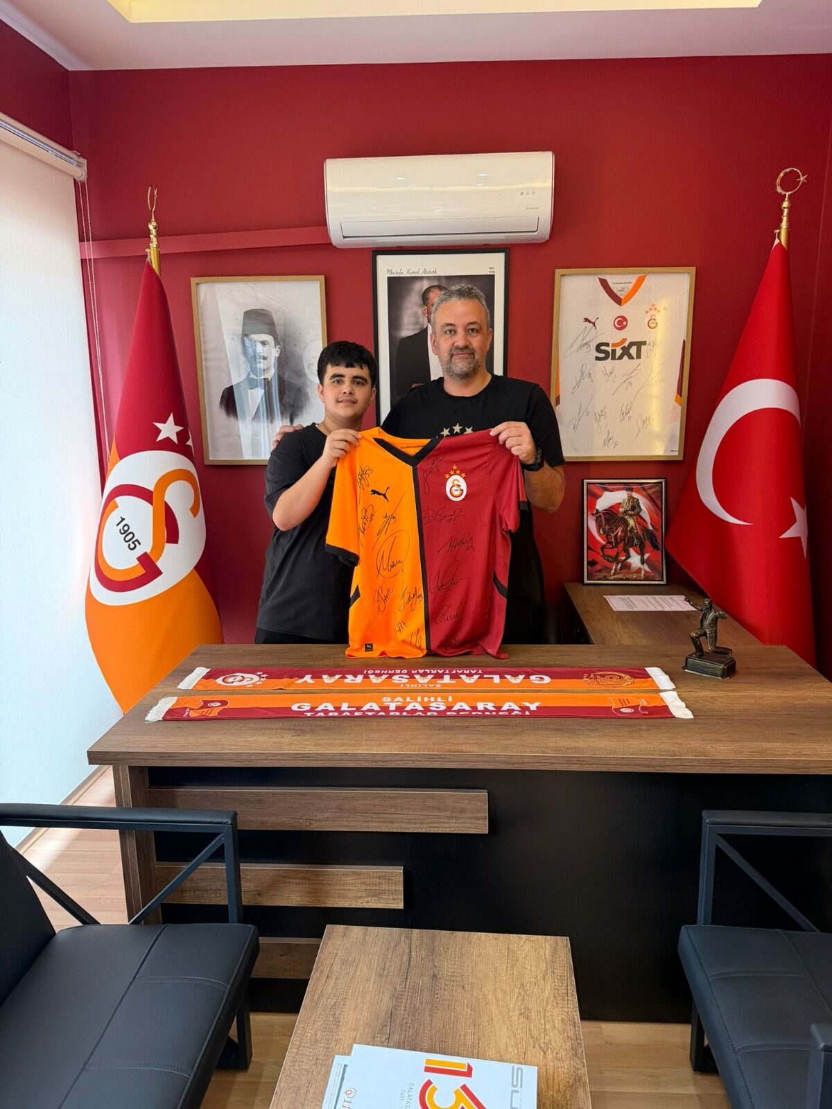 Salihlide Genc Taraftari Mutlu Eden Surpriz Yanan Formanin Yerine Imzali Forma Hediyes (3)