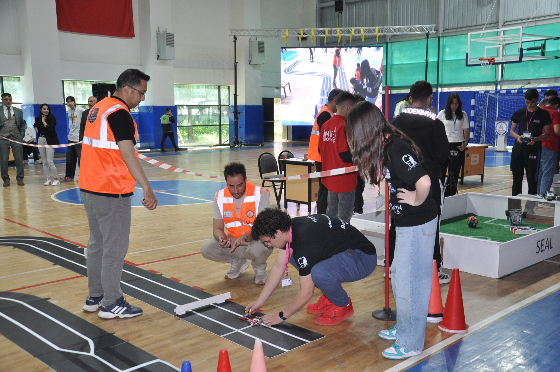 Salihli’de Robotlar Yarıştı Genç Mucitlerden Teknoloji Şöleni (16)