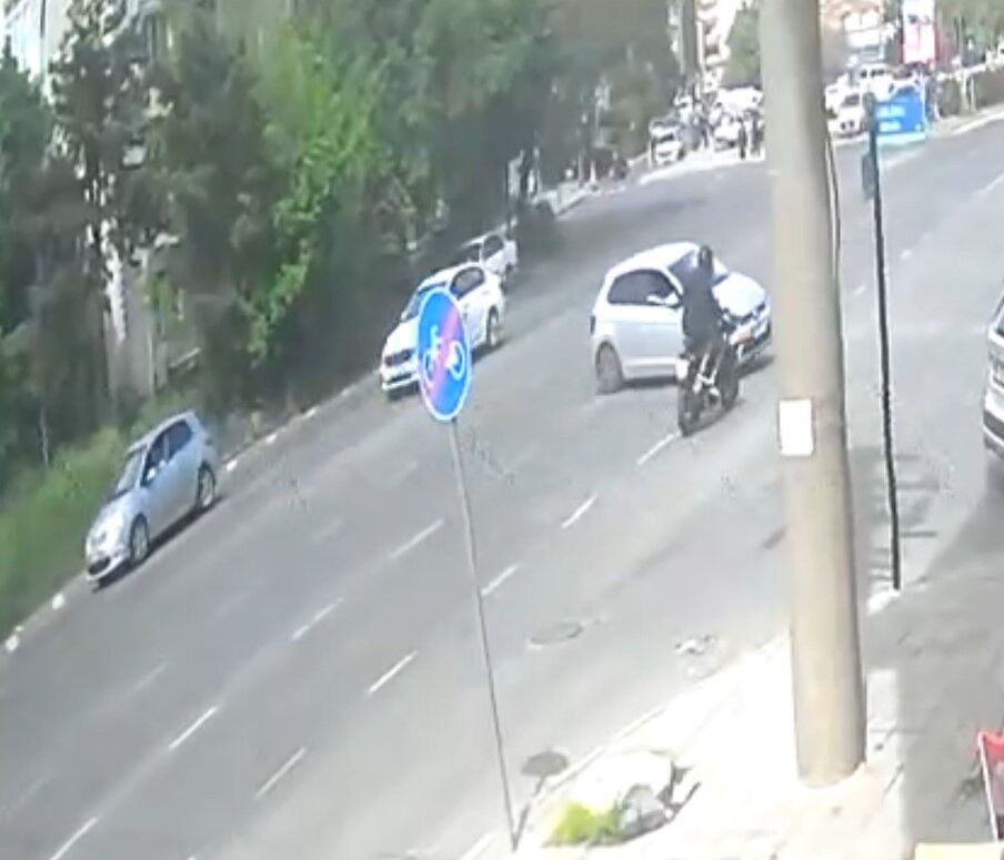 Saniye Saniye Kamerada Otomobil Ile Motosiklet Carpisti (2)