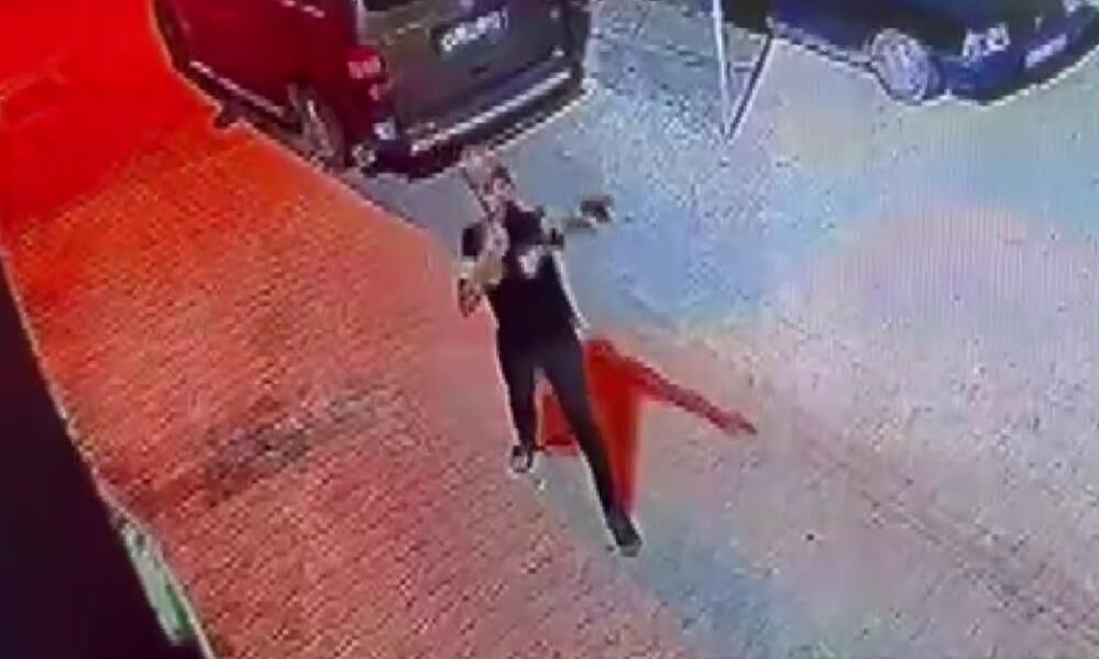 Silahi Tutukluk Yapinca Sasirdi Saldirganin O Anlari Saniye Saniye Kaydedildi (2)
