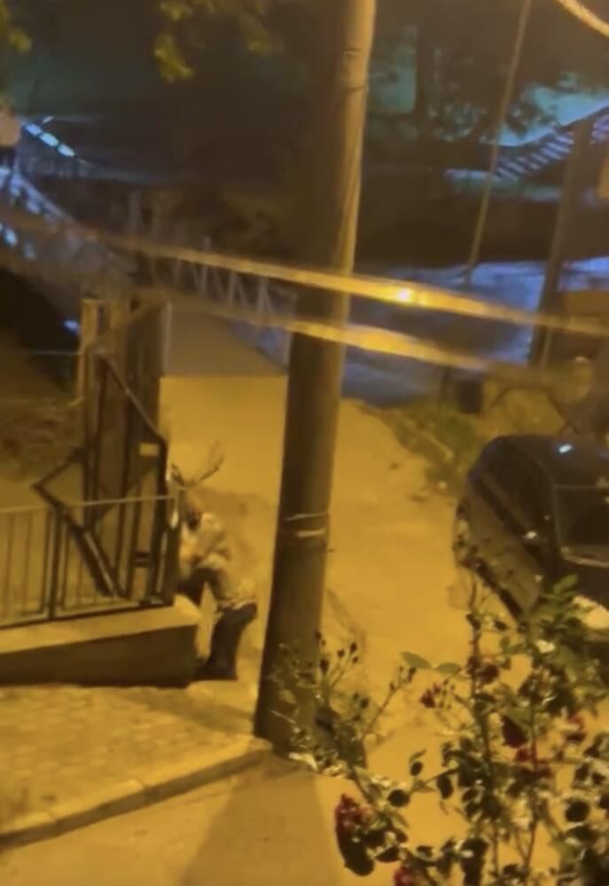 Sokak Ortasinda Kavga Tesadufen Gecen Vatandaslar Ayirdi Iki Kisinin Kavgasi Cep Telef (2)