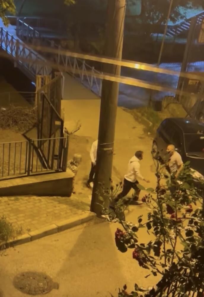 Sokak Ortasinda Kavga Tesadufen Gecen Vatandaslar Ayirdi Iki Kisinin Kavgasi Cep Telef (3)
