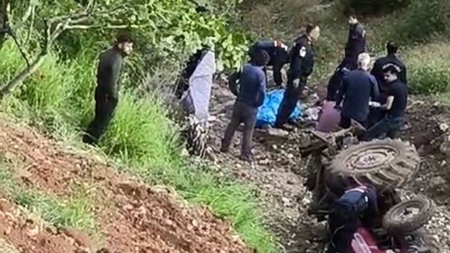 Tarla Yolunda Olum Traktor Devrildi Surucu Kurtarilamadi (2)