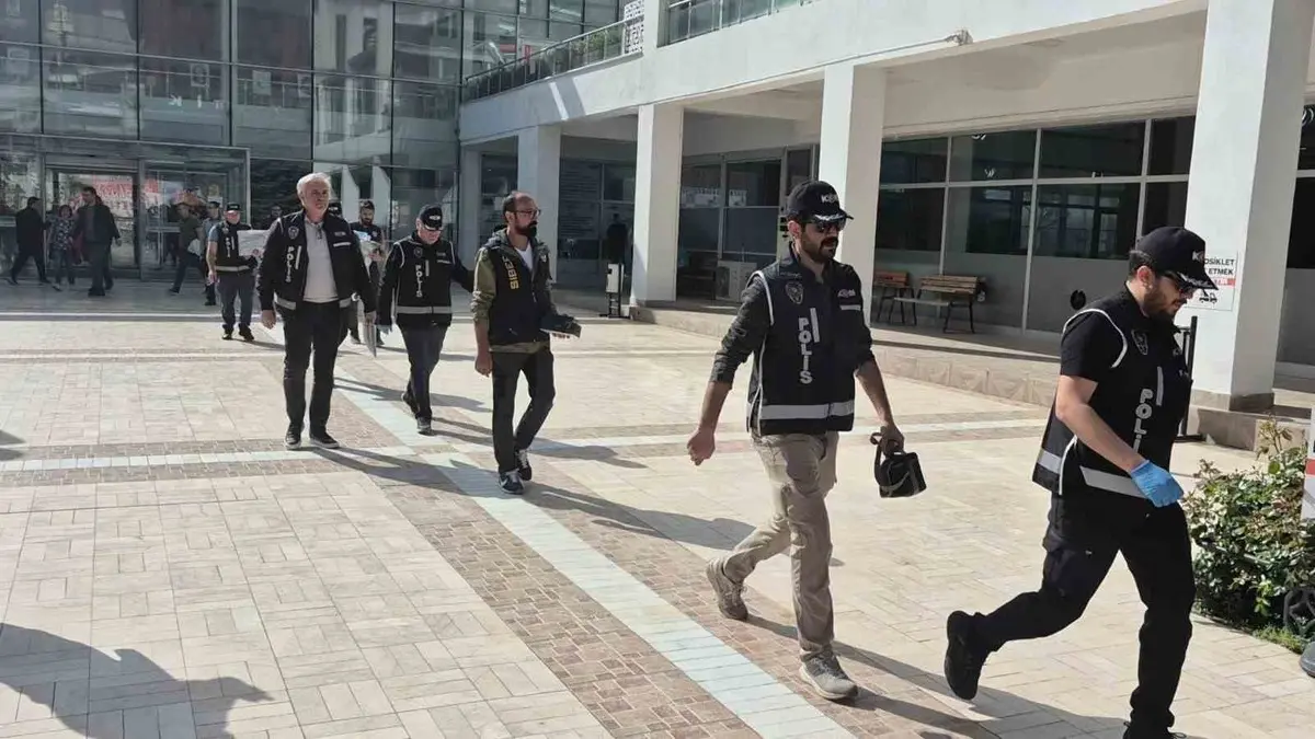 Tepebaşı Belediyesi’ne Operasyon Gözaltılar Sürerken Başkan Sempozyumda (1)-1