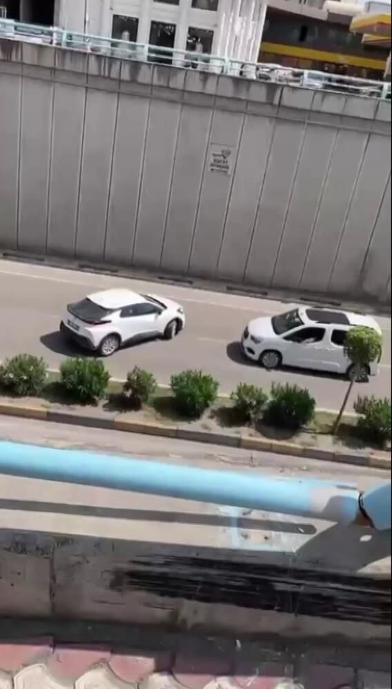 Trafikte Pes Dedirten Anlar Alt Gecitte Olumle Burun Buruna Ters Yon Inatciligi Kamerada (2)