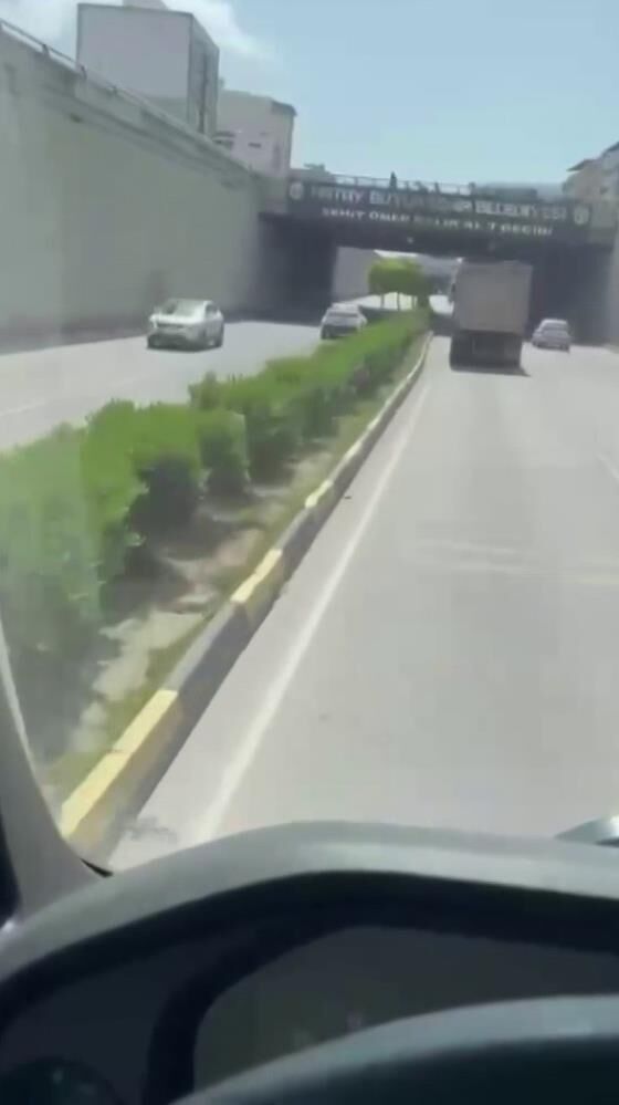 Trafikte Pes Dedirten Anlar Alt Gecitte Olumle Burun Buruna Ters Yon Inatciligi Kamerada (3)