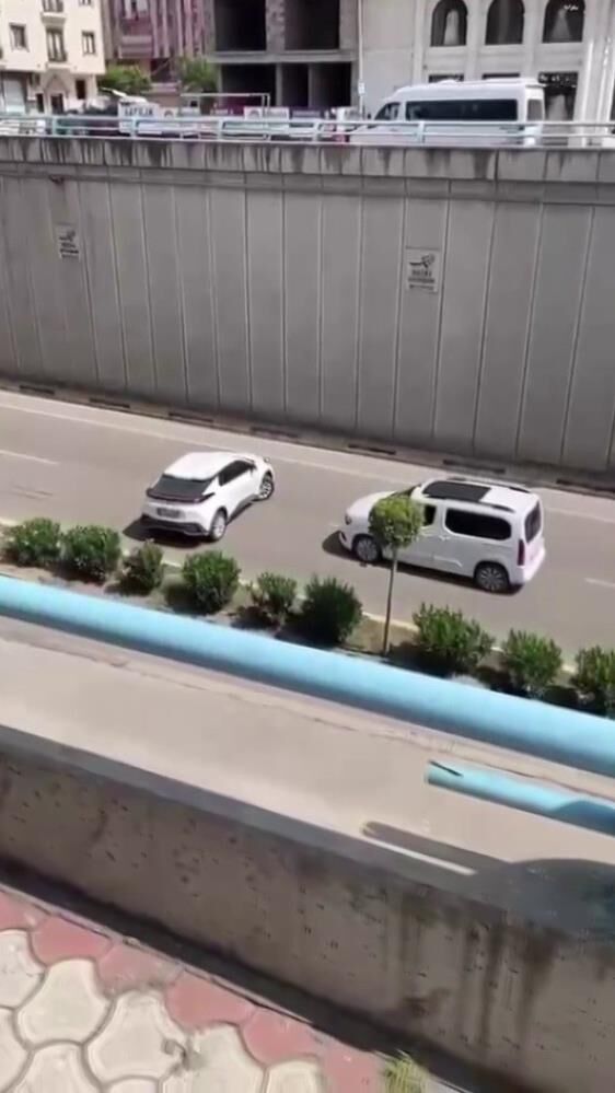 Trafikte Pes Dedirten Anlar Alt Gecitte Olumle Burun Buruna Ters Yon Inatciligi Kamerada (4)