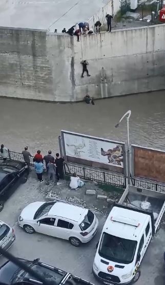 Vatandaslar Seferber Oldu Dereye Dusen 11 Yasindaki Cocuk Halatla Boyle Kurtarildi (2)
