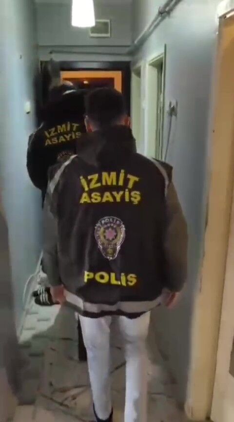 Yagma Ve Dolandiriciliktan 102 Yil 6 Ay Cezasi Vardi Saklandigi Evde Bakin Nereden Cikti (2)