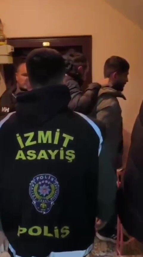Yagma Ve Dolandiriciliktan 102 Yil 6 Ay Cezasi Vardi Saklandigi Evde Bakin Nereden Cikti (3)