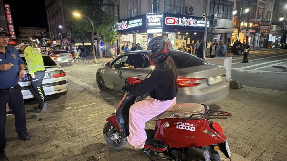 Yeni Surucu Ilk Gununde Polisle Tanisti Ortaya Gulumseten Goruntuler Cikti (2)
