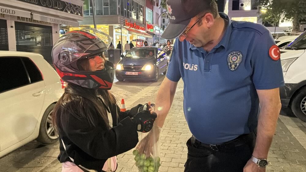 Yeni Surucu Ilk Gununde Polisle Tanisti Ortaya Gulumseten Goruntuler Cikti (3)