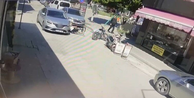 12 Yasindaki Cocuk Bisikletiyle Yola Firladi Kaza Ani Kamerada (2)