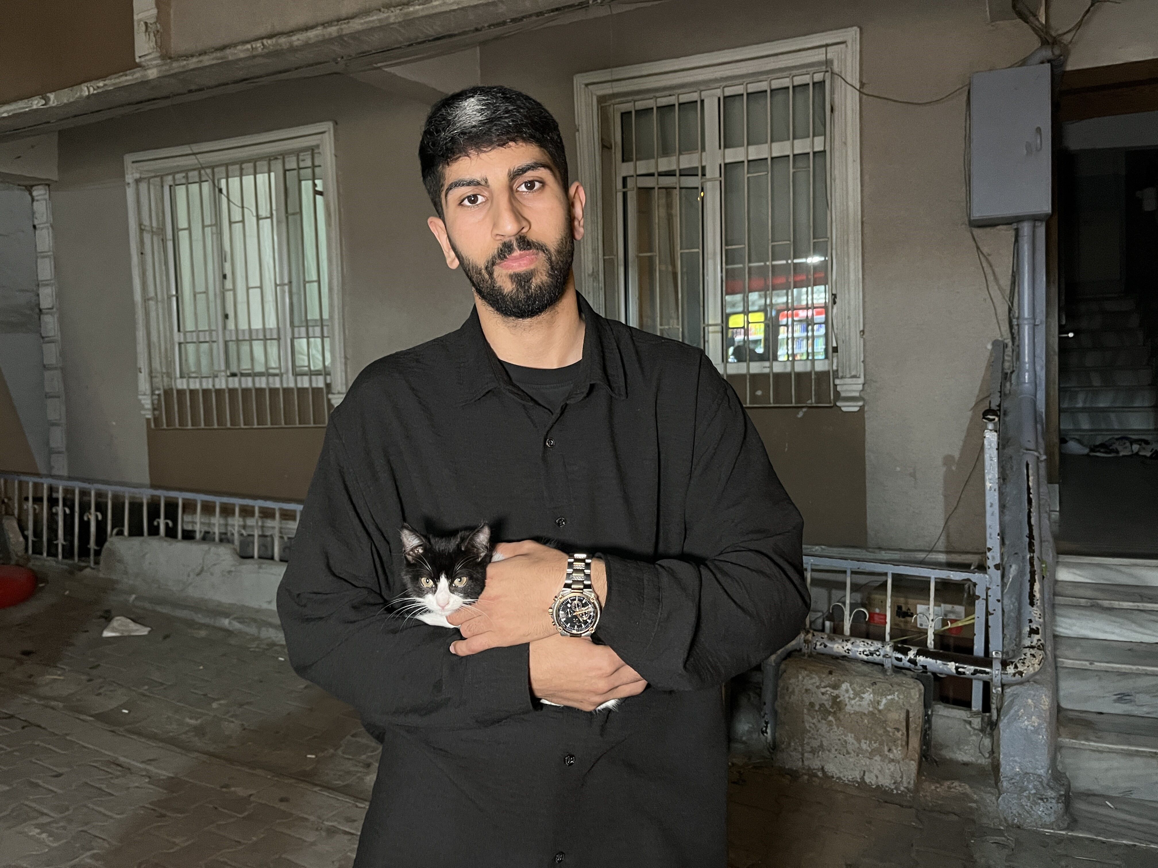 7Nci Kattan Dusen Kediye Mahalleli Semsiye Acti O Anlar Kamerada (2)