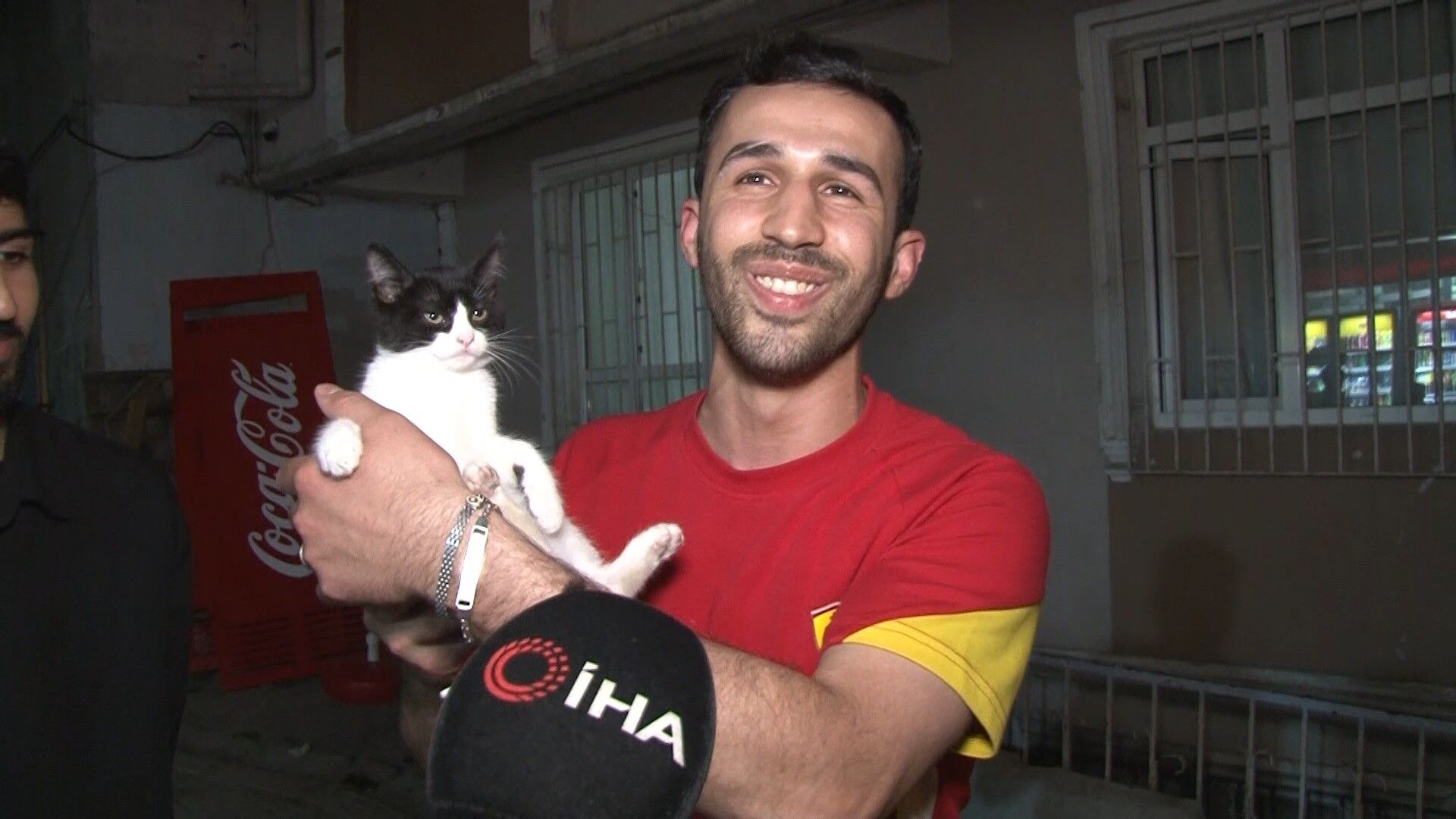 7Nci Kattan Dusen Kediye Mahalleli Semsiye Acti O Anlar Kamerada (4)