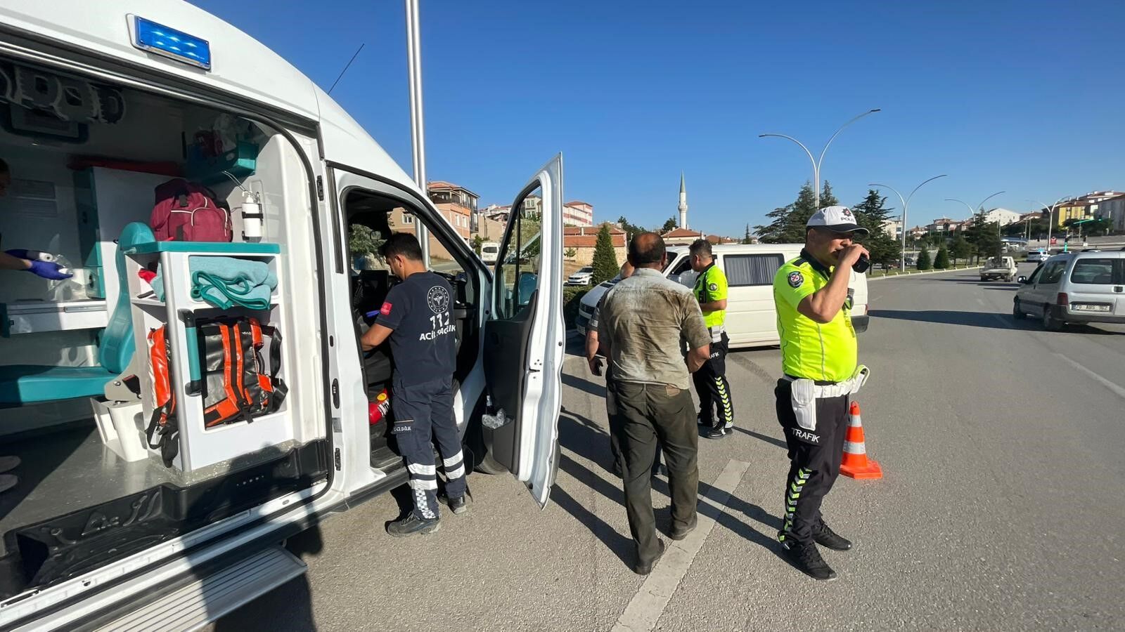 81 Yasindaki Surucu Minibusu Devrildi Kalkip Tekrar Duzeltti (2)