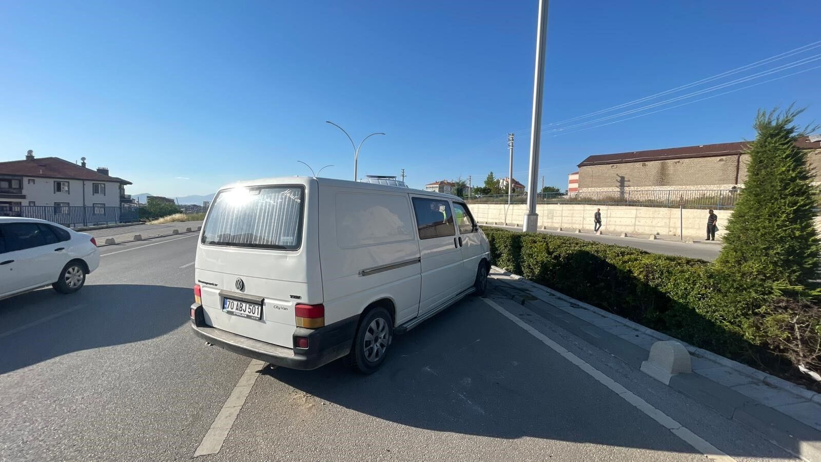 81 Yasindaki Surucu Minibusu Devrildi Kalkip Tekrar Duzeltti (3)