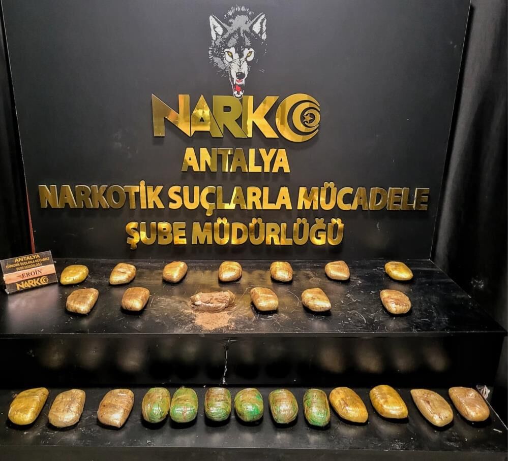 Aile Gibi Seyahat Ettiler Uyusturucu Tasidilar 14 Kilo Eroin Ele Gecirildi (2)