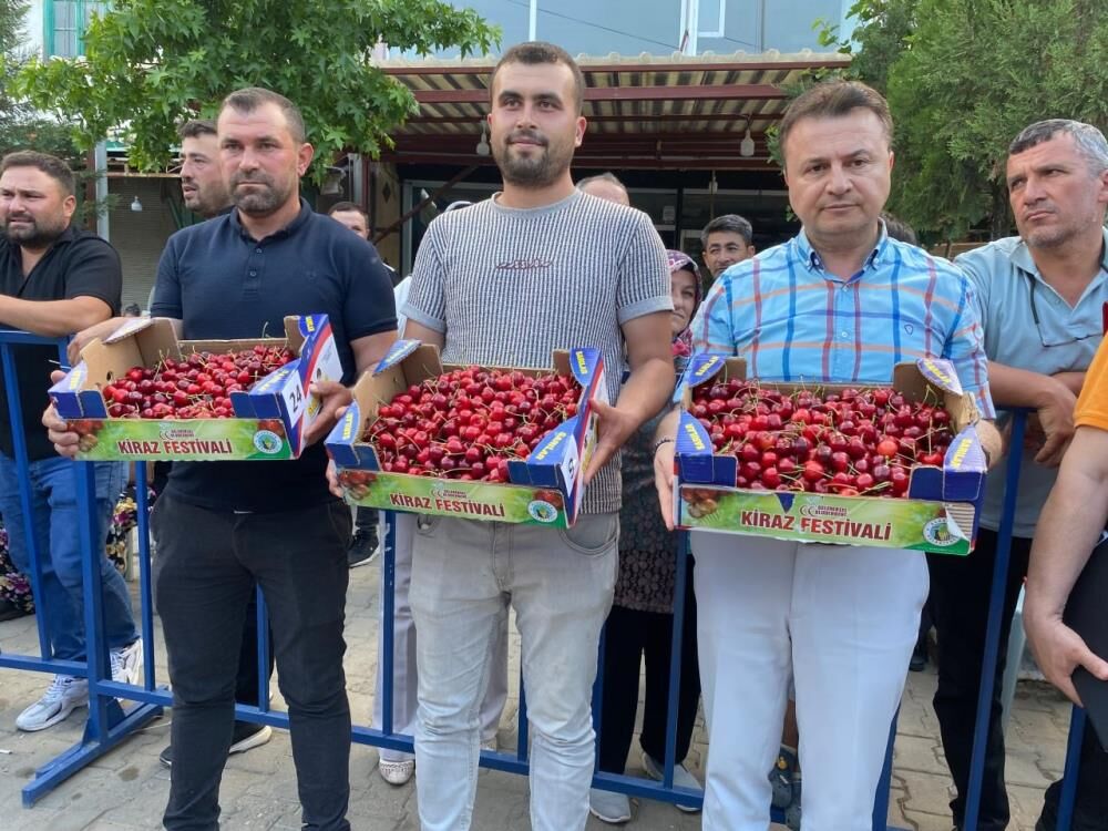 Alasehirde Tatli Rekabet Kiraz Yarismasi Nefes Kesti (1)
