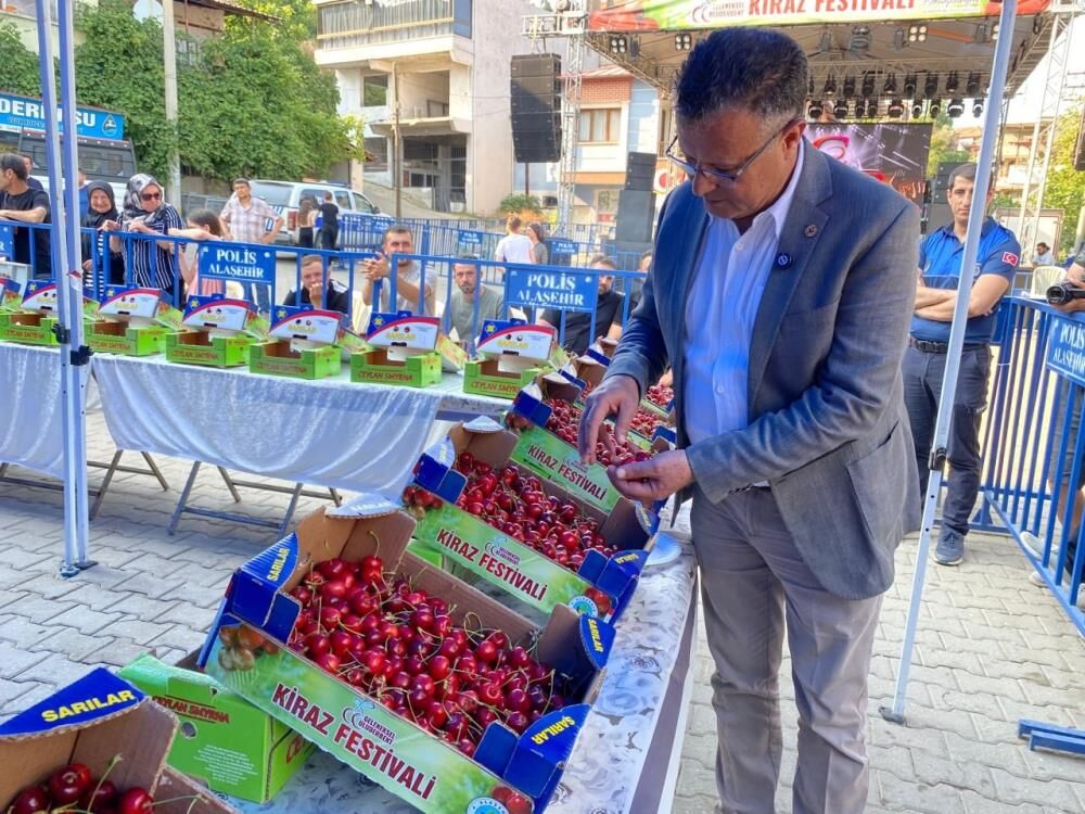 Alasehirde Tatli Rekabet Kiraz Yarismasi Nefes Kesti (3)