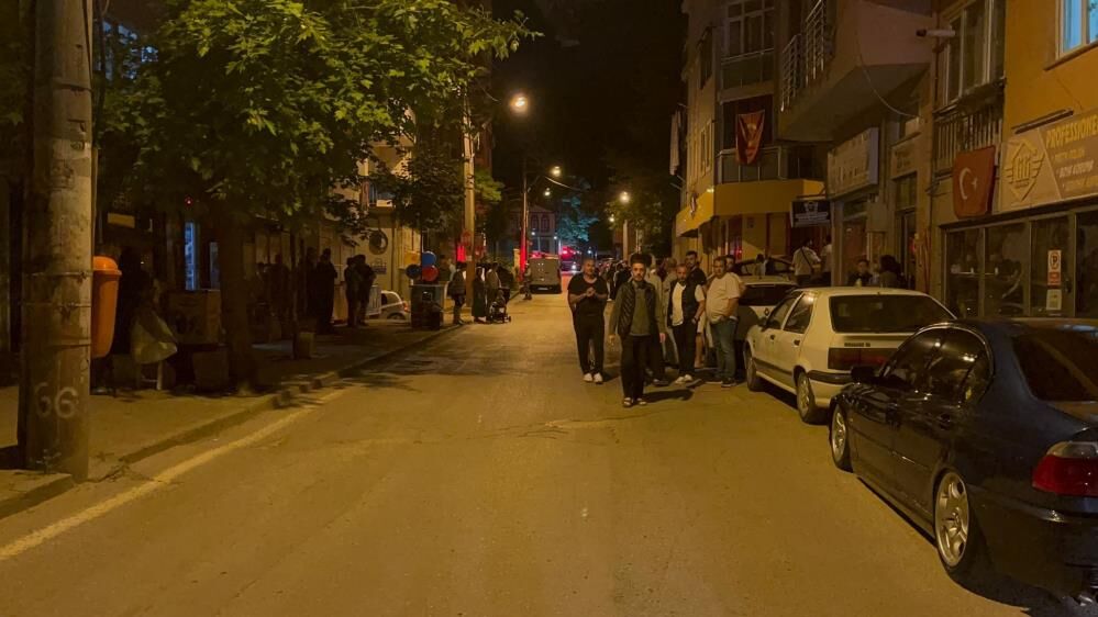 Alkollu Surucunun Carptigi Arac Dogal Gaz Kutusunu Patlatti Mahalleli Sokaga Dokuldu (2)